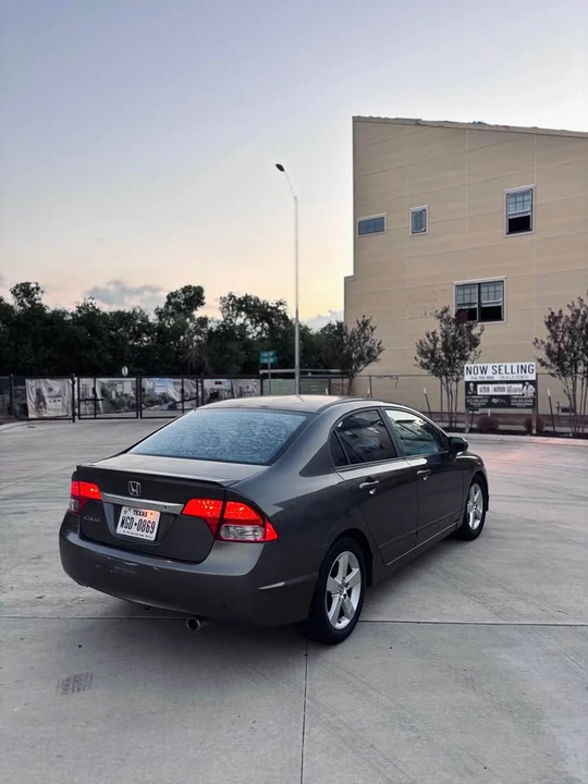 2010 Honda Civic 8th Gen - Image 2 of 11