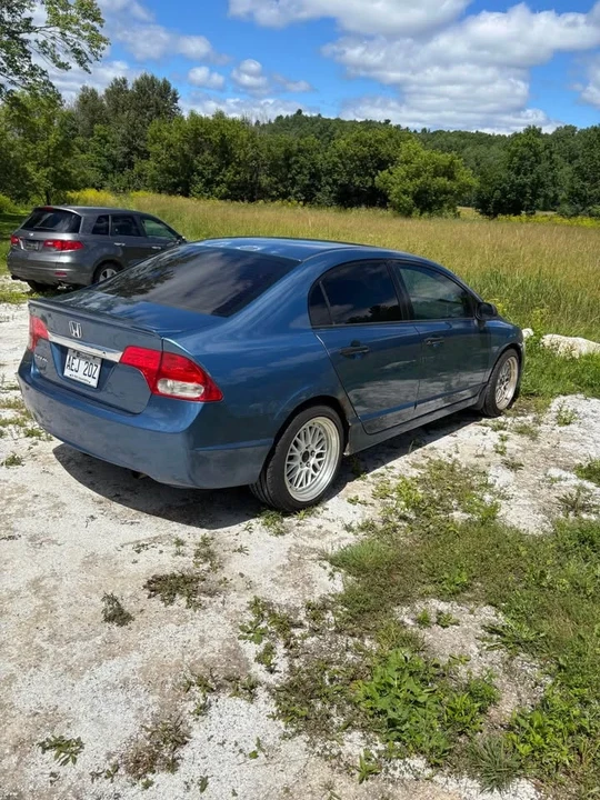 2010 Honda Civic 8th Gen - Image 3 of 5