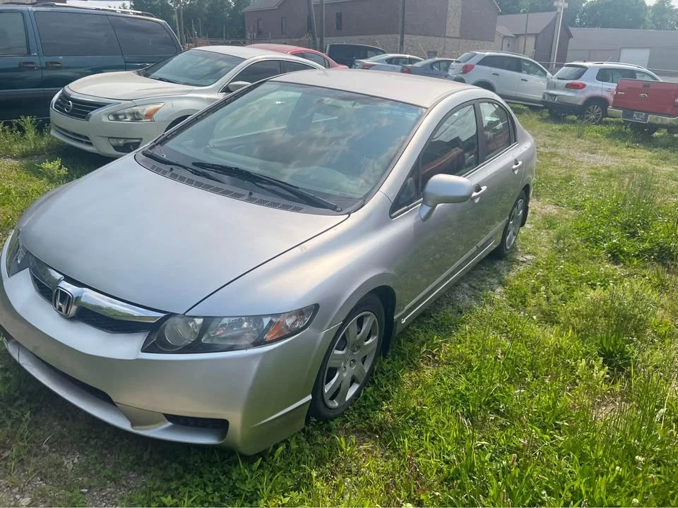 2010 Honda Civic 8th Gen - Image 2 of 6
