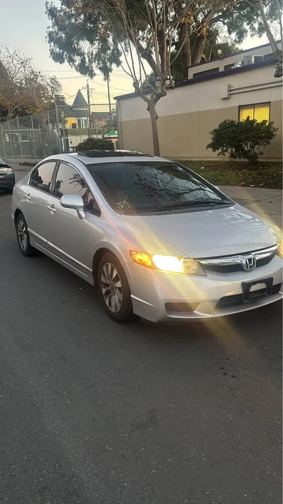 2010 Honda Civic 8th Gen - Image 2 of 5