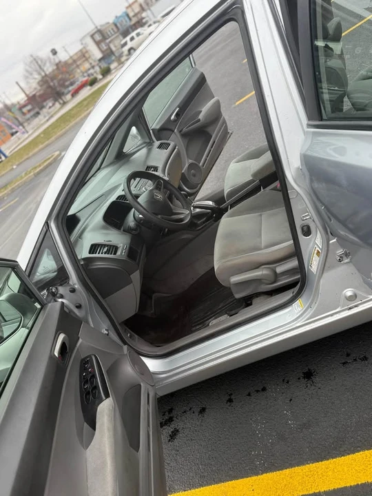 2010 Honda Civic 8th Gen - Image 4 of 8
