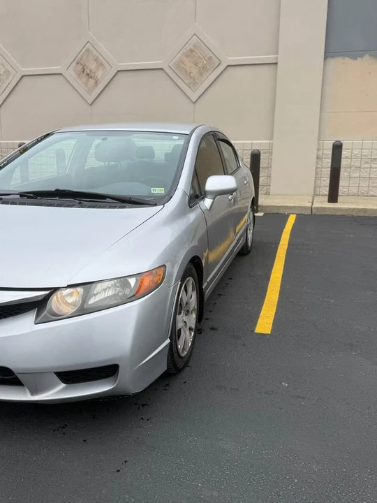 2010 Honda Civic 8th Gen - Image 2 of 8