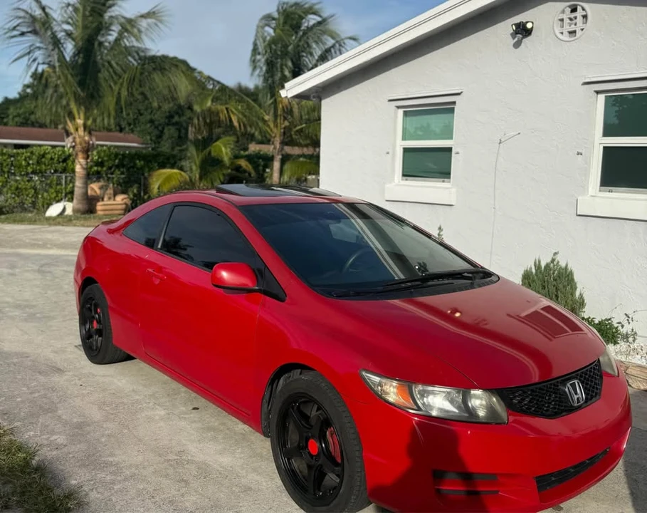 2010 Honda Civic 8th Gen - Image 2 of 6