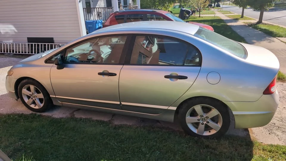 2010 Honda Civic 8th Gen - Image 3 of 11