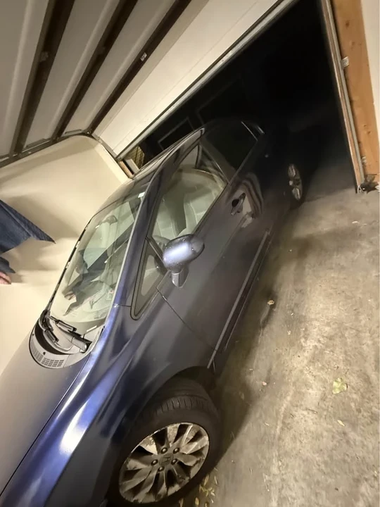 2010 Honda Civic 8th Gen - Image 2 of 4
