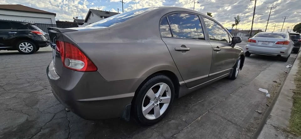 2010 Honda Civic 8th Gen - Image 2 of 11