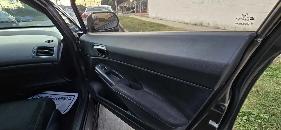 2010 Honda Civic 8th Gen - Image 7 of 11