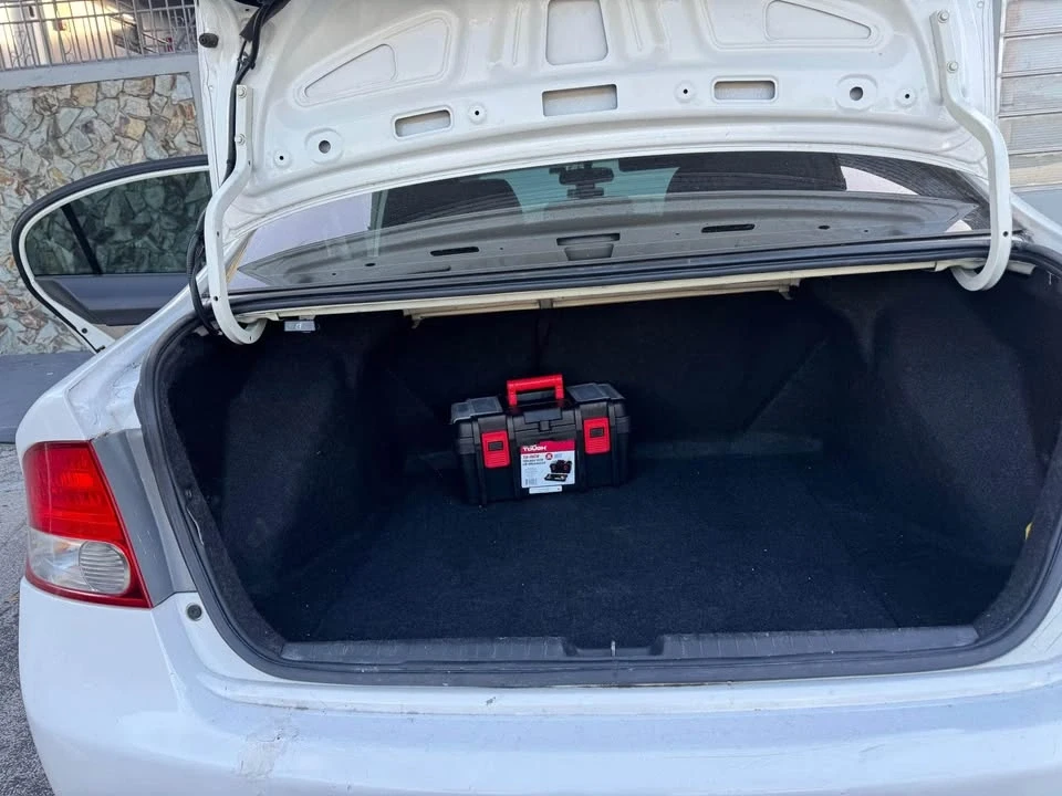 2010 Honda Civic 8th Gen - Image 2 of 3