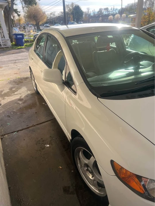 2010 Honda Civic 8th Gen - Image 3 of 11