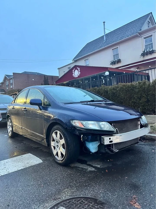 2010 Honda Civic 8th Gen - Image 2 of 6