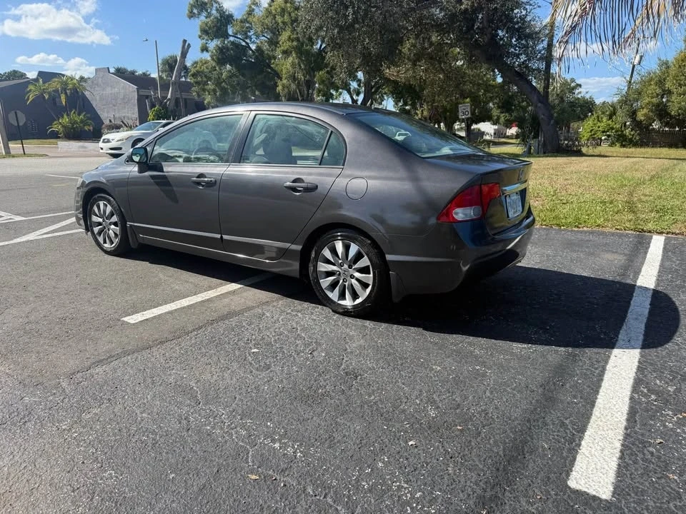 2010 Honda Civic 8th Gen - Image 2 of 4