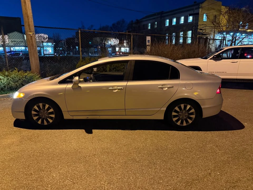 2010 Honda Civic 8th Gen - Image 2 of 6