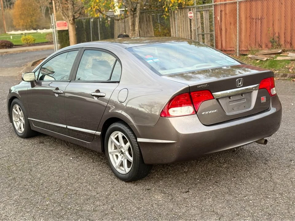 2010 Honda Civic 8th Gen - Image 2 of 8