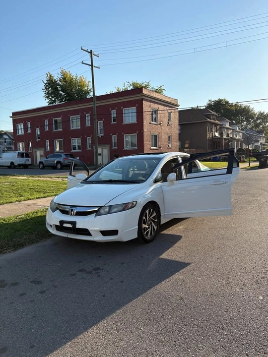 2010 Honda Civic 8th Gen - Image 3 of 17