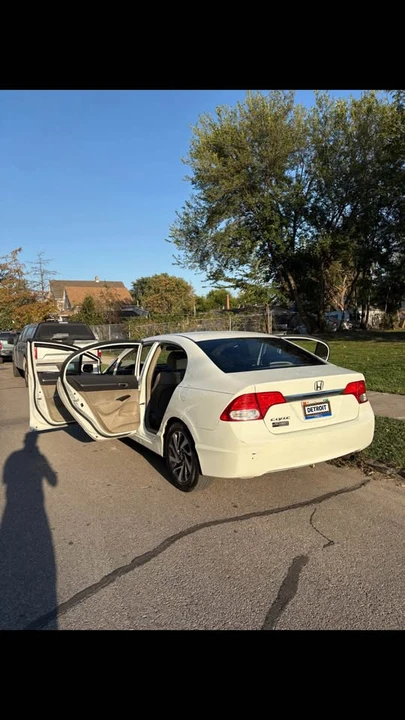2010 Honda Civic 8th Gen - Image 8 of 17