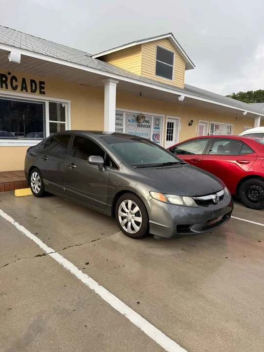 2010 Honda Civic 8th Gen - Image 2 of 7