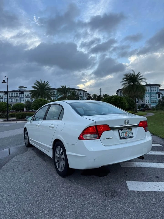 2010 Honda Civic 8th Gen - Image 2 of 9
