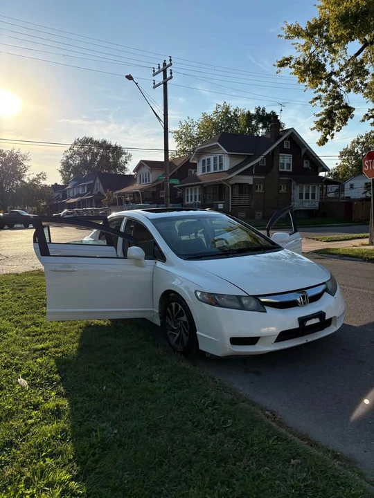 2010 Honda Civic 8th Gen - Image 4 of 17