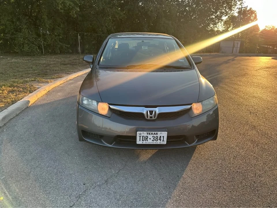 2010 Honda Civic 8th Gen - Image 2 of 11