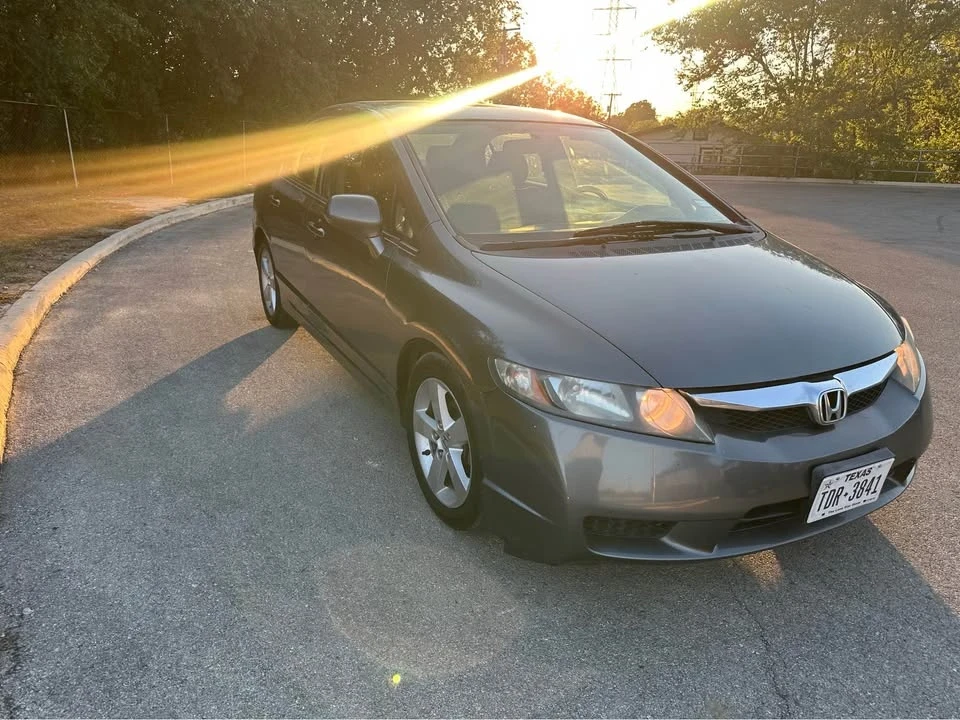 2010 Honda Civic 8th Gen - Image 3 of 11