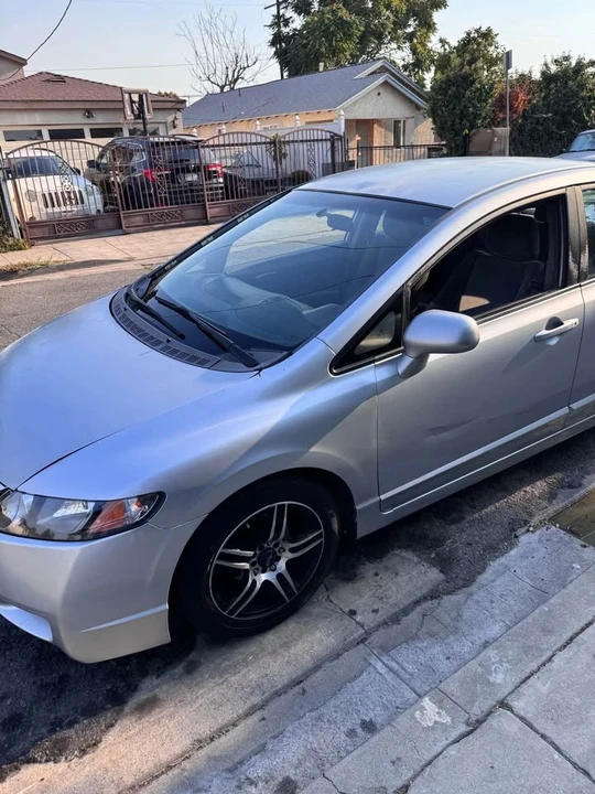 2010 Honda Civic 8th Gen - Image 2 of 8