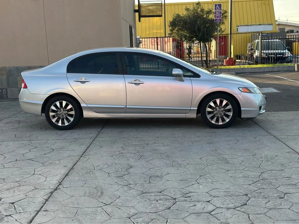 2010 Honda Civic 8th Gen - Image 2 of 16