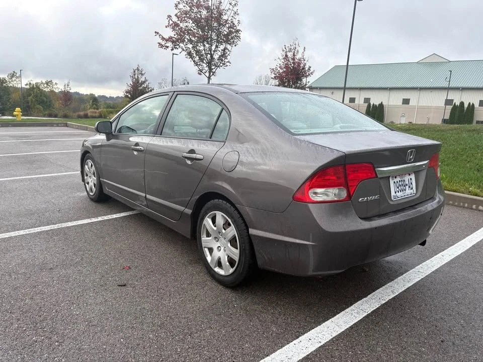 2010 Honda Civic 8th Gen - Image 2 of 9