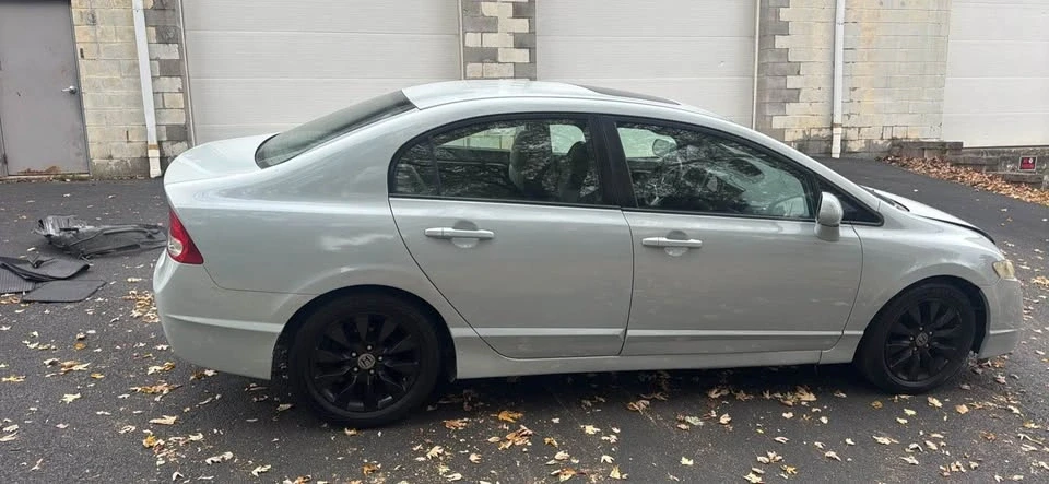 2010 Honda Civic 8th Gen - Image 3 of 11