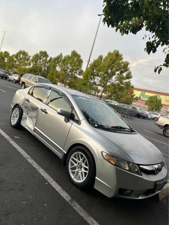 2010 Honda Civic 8th Gen - Image 2 of 5