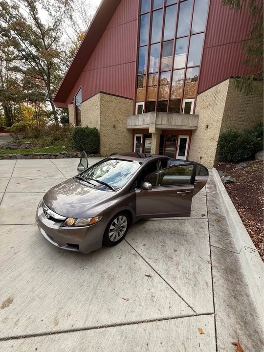 2010 Honda Civic 8th Gen - Image 2 of 13