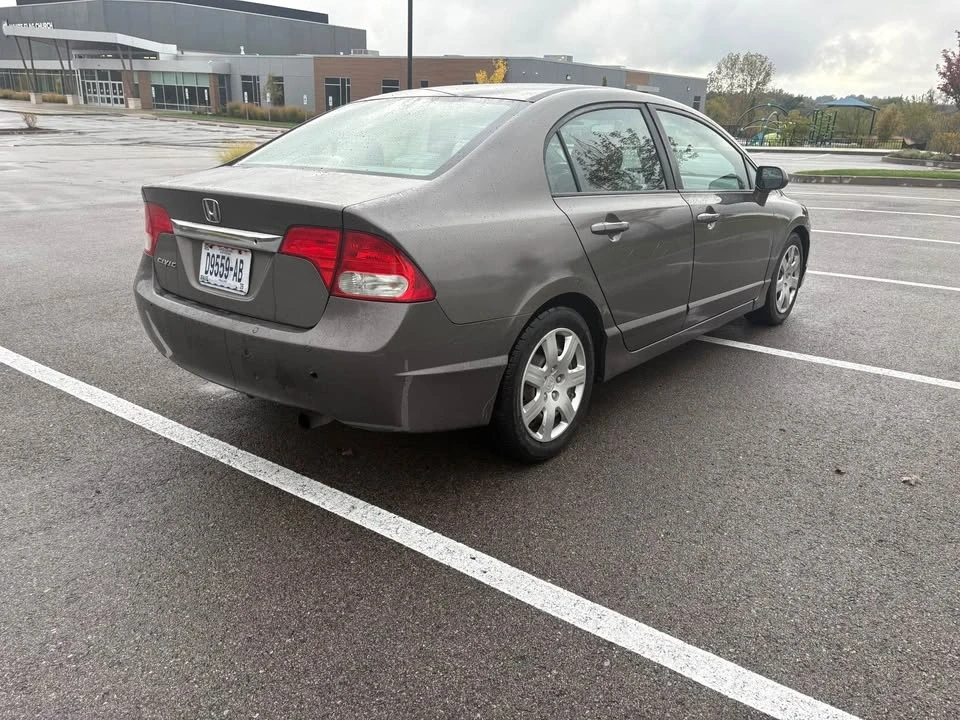2010 Honda Civic 8th Gen - Image 3 of 9