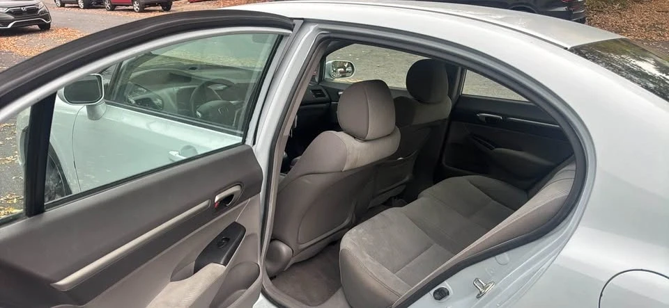 2010 Honda Civic 8th Gen - Image 8 of 11