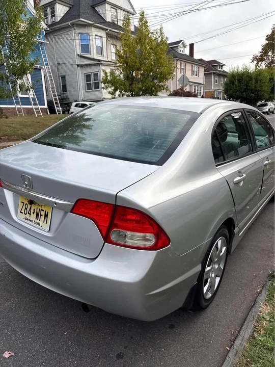 2010 Honda Civic 8th Gen - Image 2 of 9