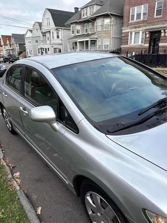 2010 Honda Civic 8th Gen - Image 3 of 9