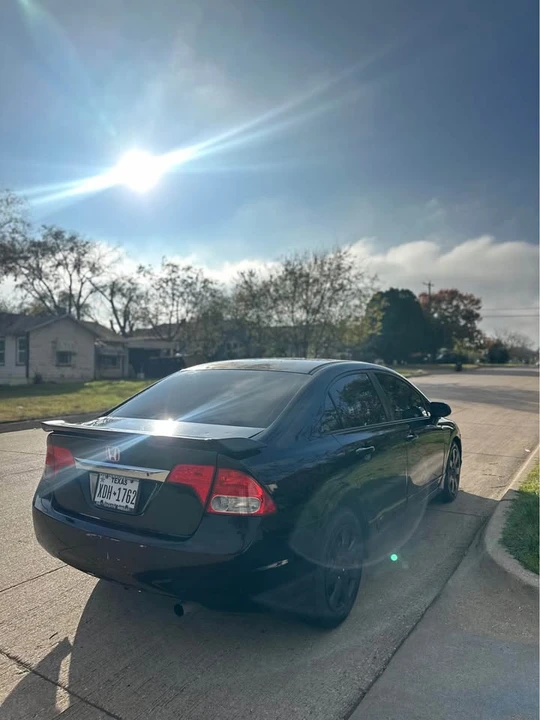 2010 Honda Civic 8th Gen - Image 2 of 6