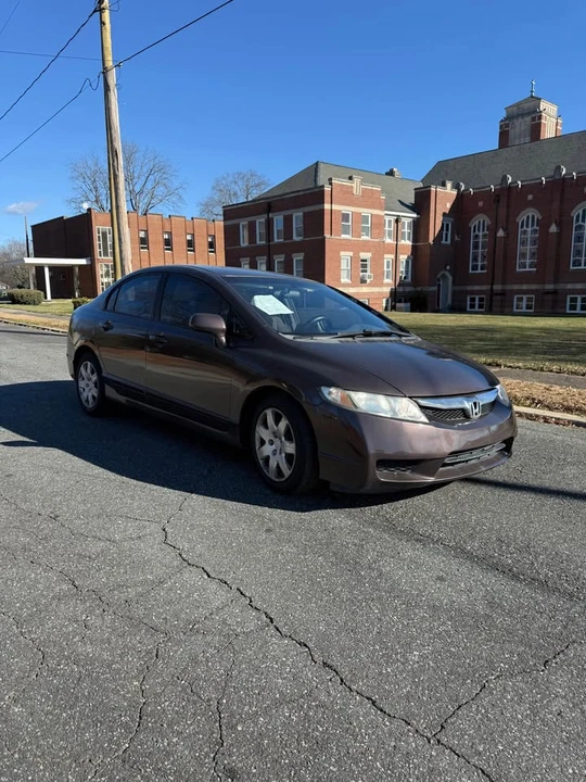 2010 Honda Civic 8th Gen - Image 2 of 12