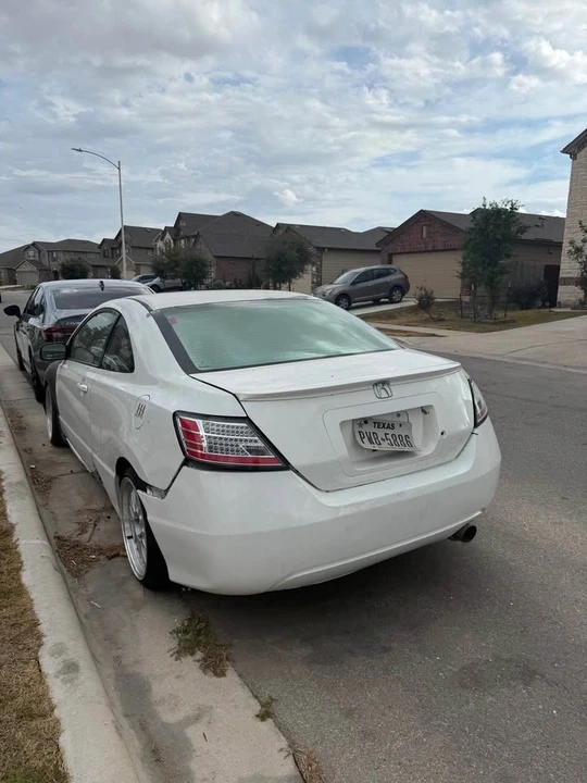 2010 Honda Civic 8th Gen - Image 2 of 4