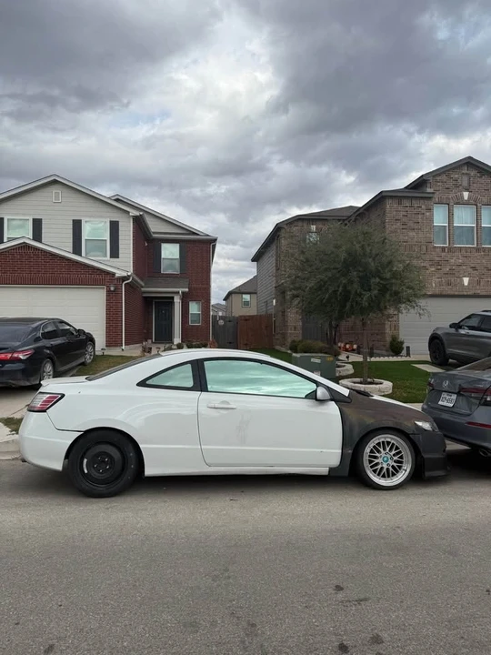 2010 Honda Civic 8th Gen - Image 3 of 4
