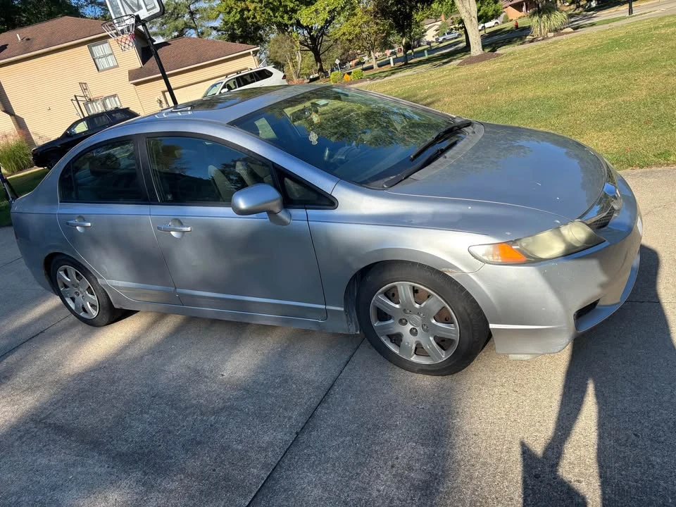 2010 Honda Civic 8th Gen - Image 3 of 11