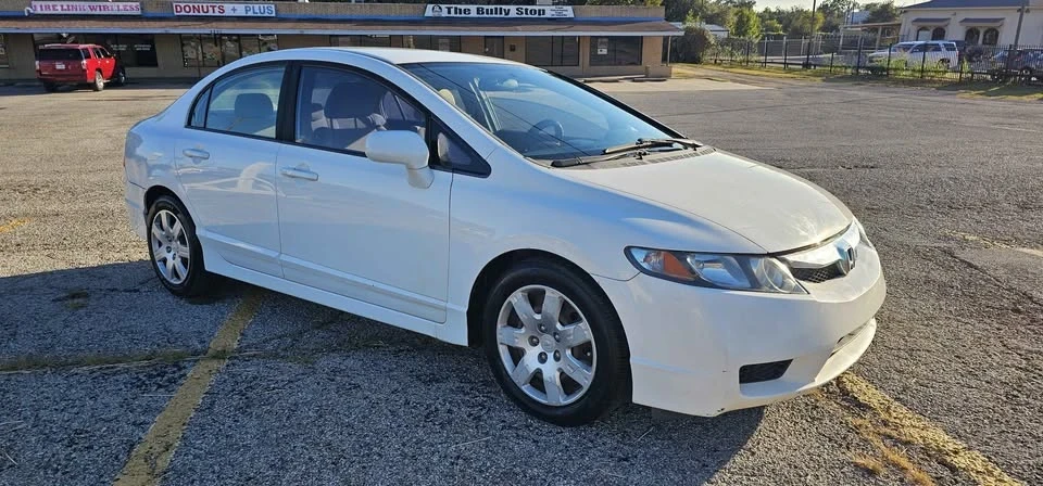2010 Honda Civic 8th Gen - Image 2 of 6