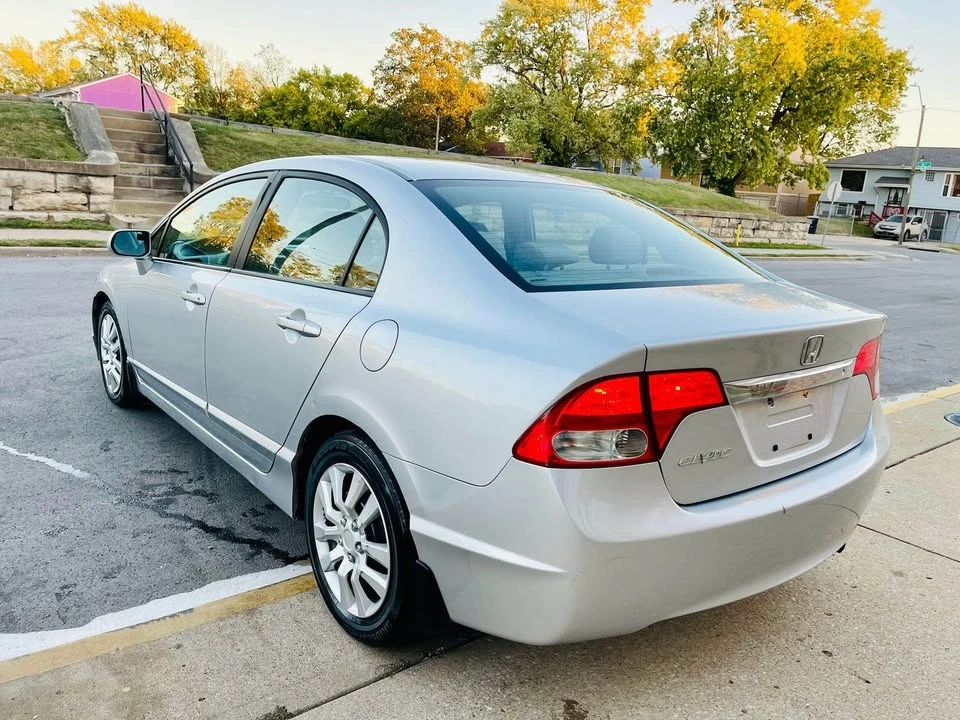 2010 Honda Civic 8th Gen - Image 7 of 18
