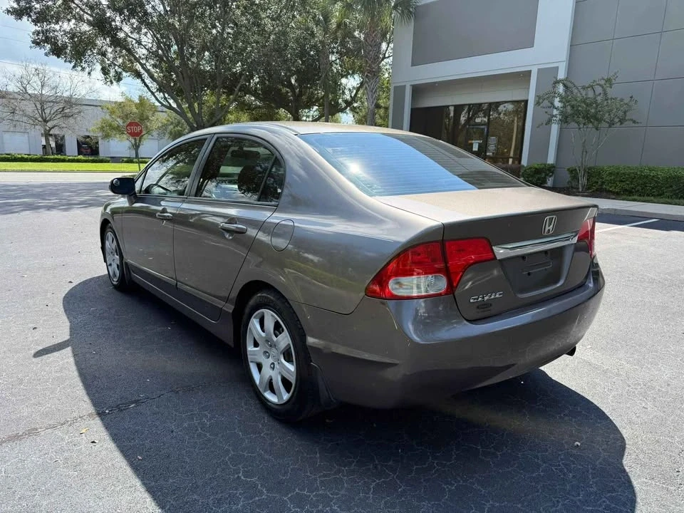 2010 Honda Civic 8th Gen - Image 3 of 9