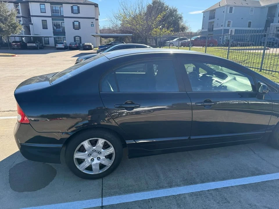 2010 Honda Civic 8th Gen - Image 2 of 3