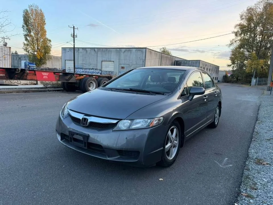 2010 Honda Civic 8th Gen - Image 2 of 16