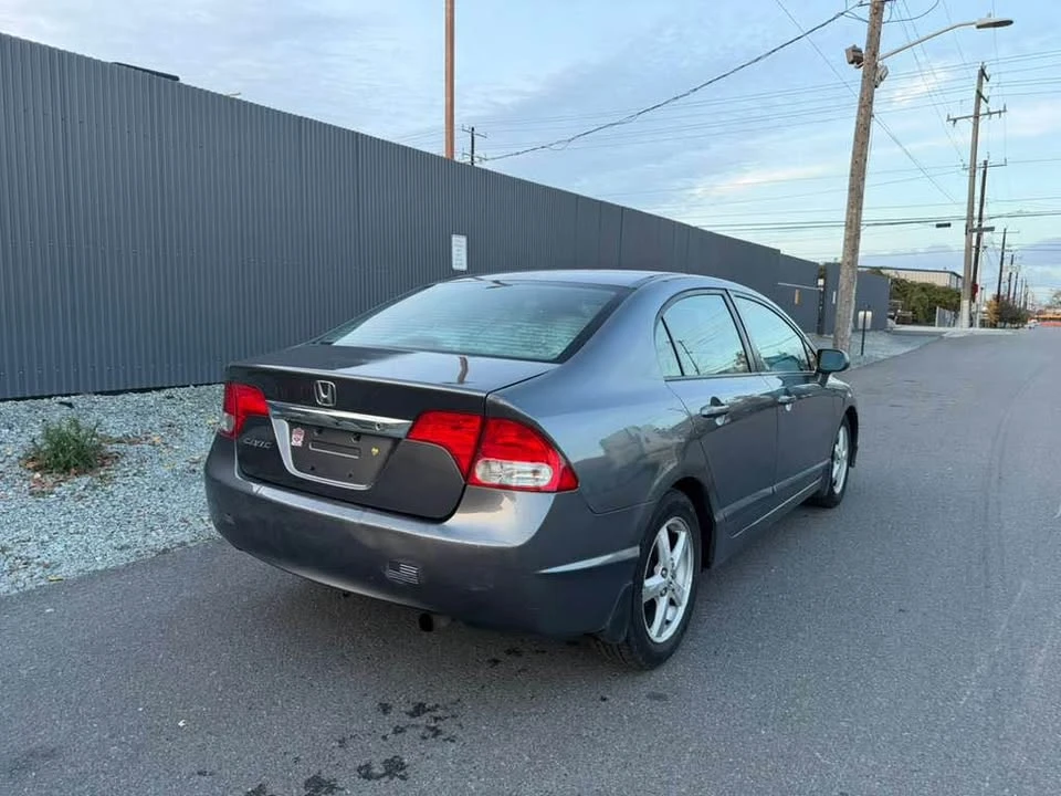 2010 Honda Civic 8th Gen - Image 8 of 16