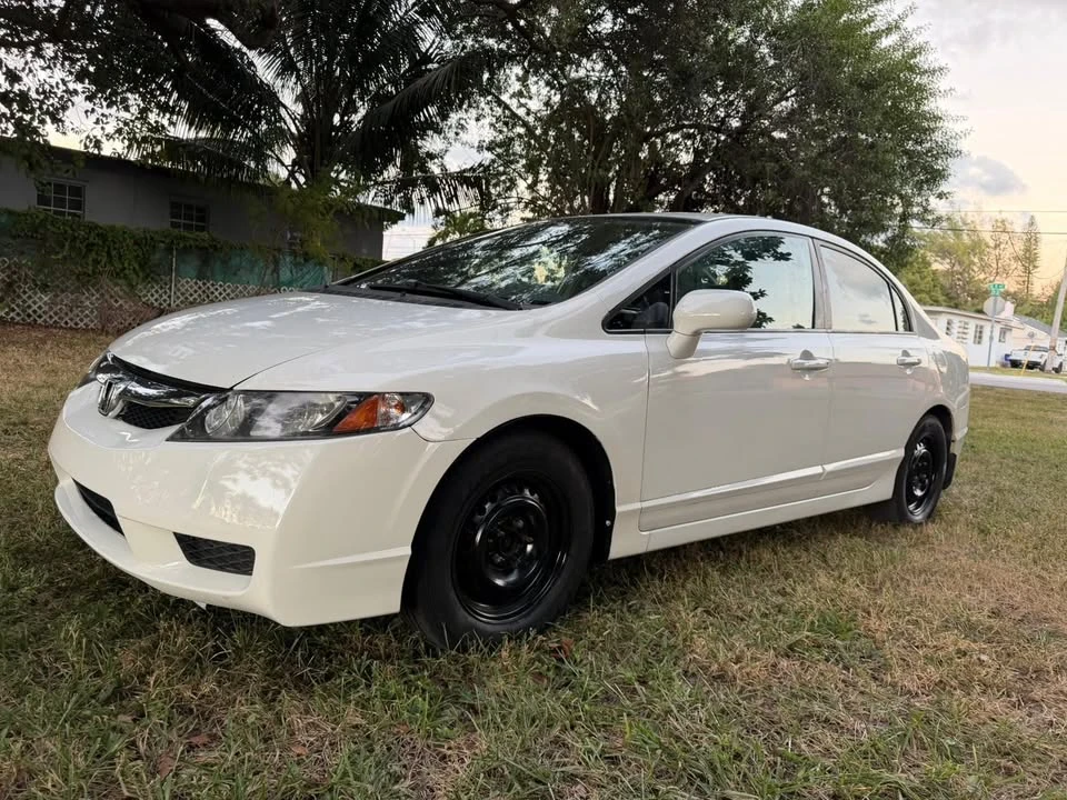 2010 Honda Civic 8th Gen - Image 3 of 10