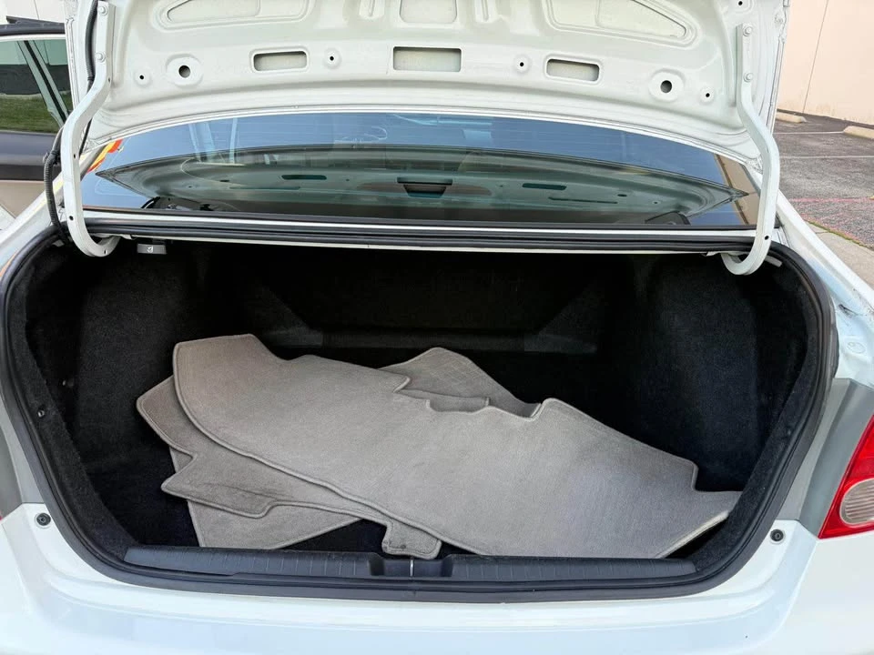 2010 Honda Civic 8th Gen - Image 4 of 11