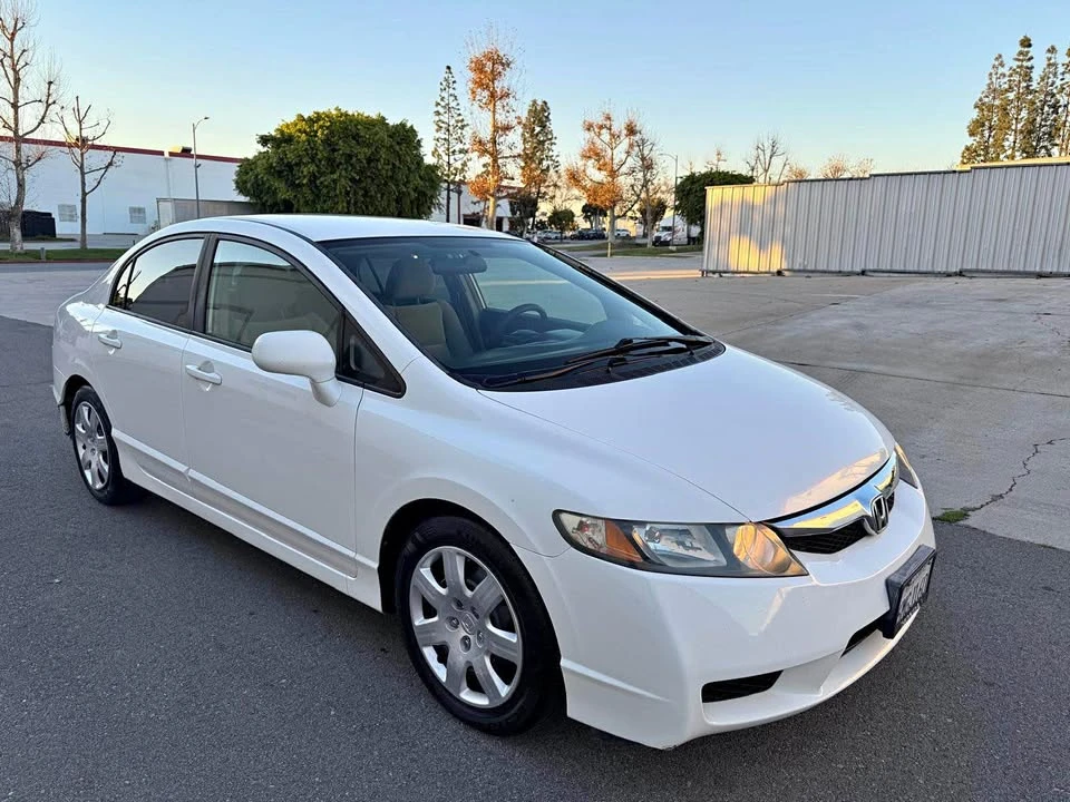 2010 Honda Civic 8th Gen - Image 2 of 11