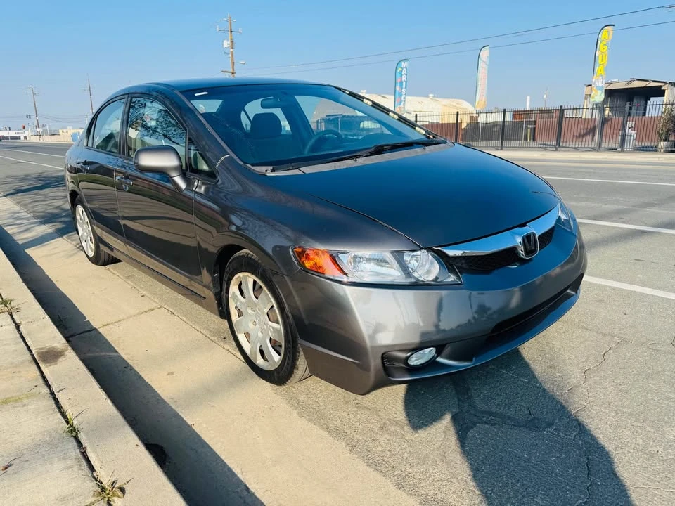2010 Honda Civic 8th Gen - Image 2 of 8