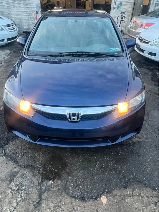 2010 Honda Civic 8th Gen - Image 2 of 12